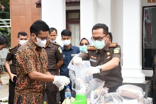 Bentuk Tranparansi, Kejari Sidimpuan Musnahkan Barang Bukti Kejahatan