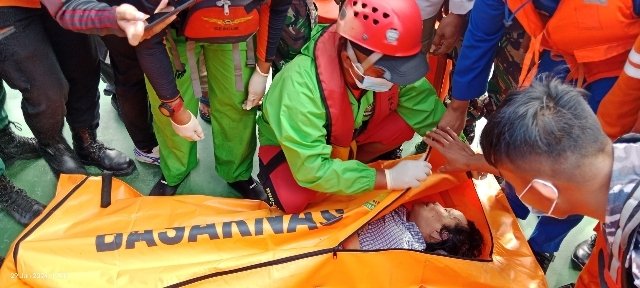 Kapal Dolphin Ditumpangi 34 Wisatawan Dihantam Ombak, 3 Orang Tewas Tenggelam