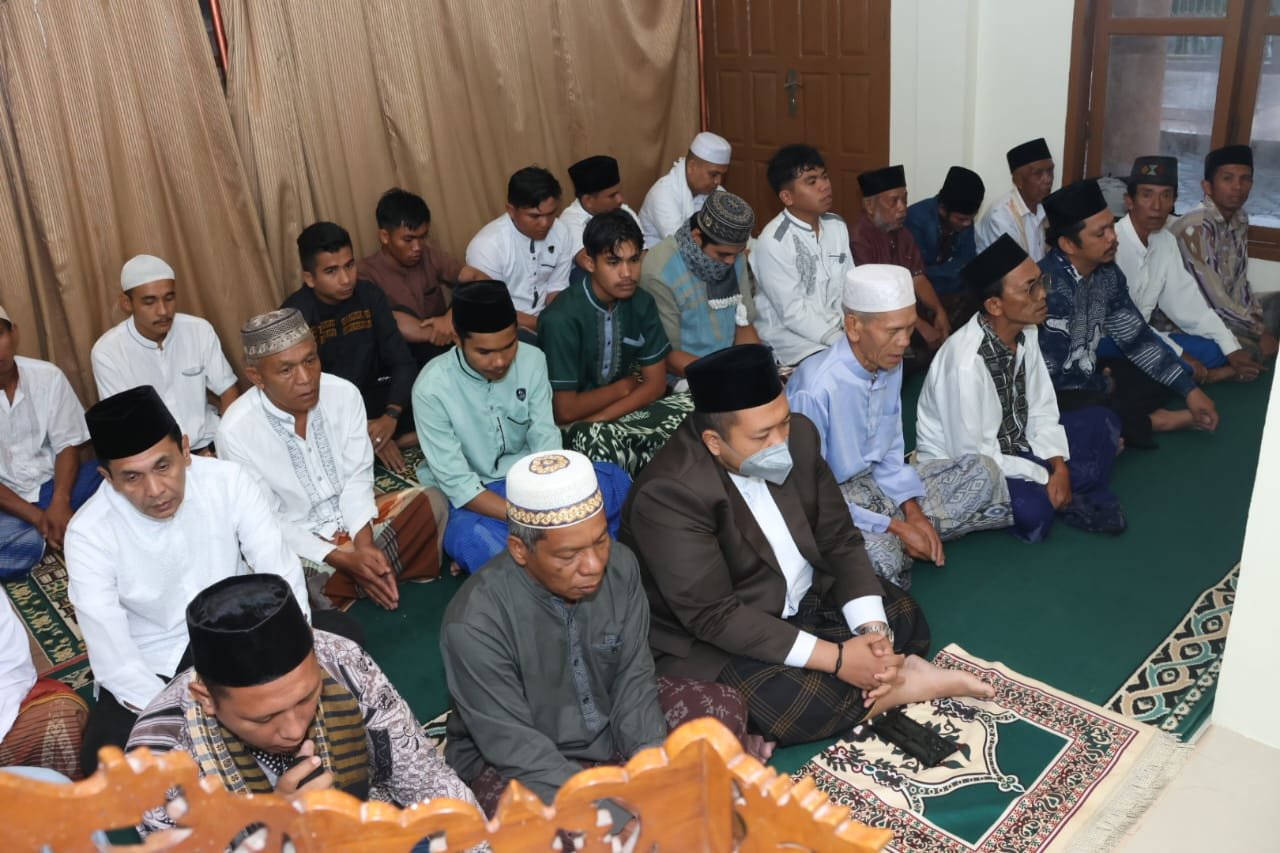 Bupati Tapsel dan Keluarga Laksanakan Salat Idul Adha 1445 H 