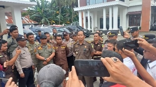 Puluhan Wartawan Geruduk Kejari Sidimpuan Minta Kajari Dicopot Jika Tidak Beri Klarifikasi
