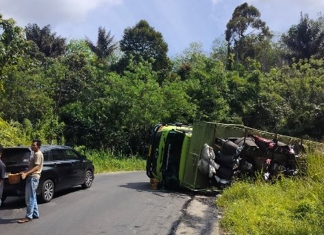 Truck Muatan Sepeda Motor Kembali Terguling di Desa Simirik P.Sidimpuan