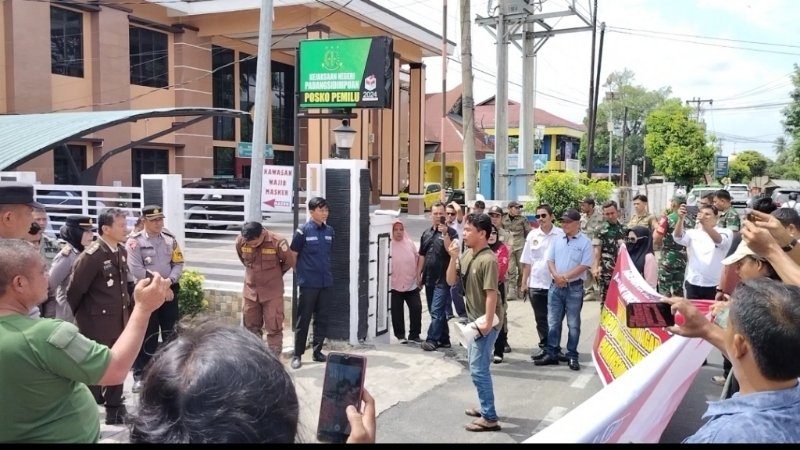 Hut Adhyaksa Dihadiahi Aksi Demo Wartawan \'Copot\' Kajari Sidimpuan