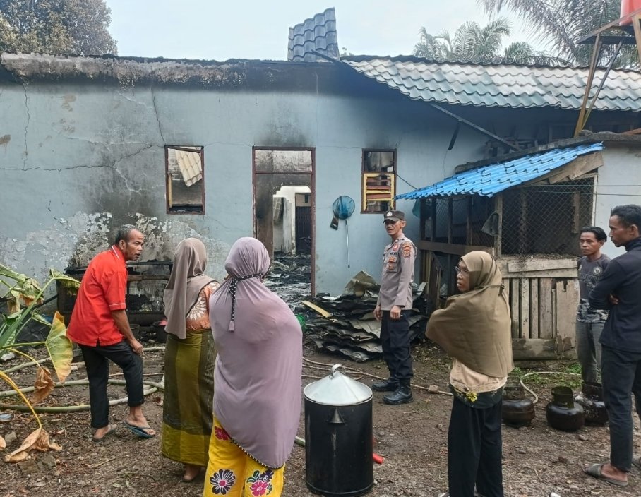 Rumah Semi Permanen di Paluta Ditinggal Pemilik Ludes Terbakar