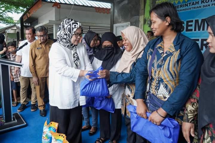 Marlin Agustina Bagikan 4.100 Paket Sembako Bersubsidi Untuk Warga Nongsa