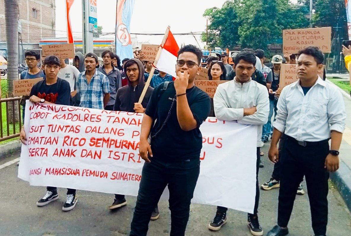 Puluhan Massa Desak Mapolda Sumut Ungkap Kebenaran Kebakaran Rumah di Tanah Karo