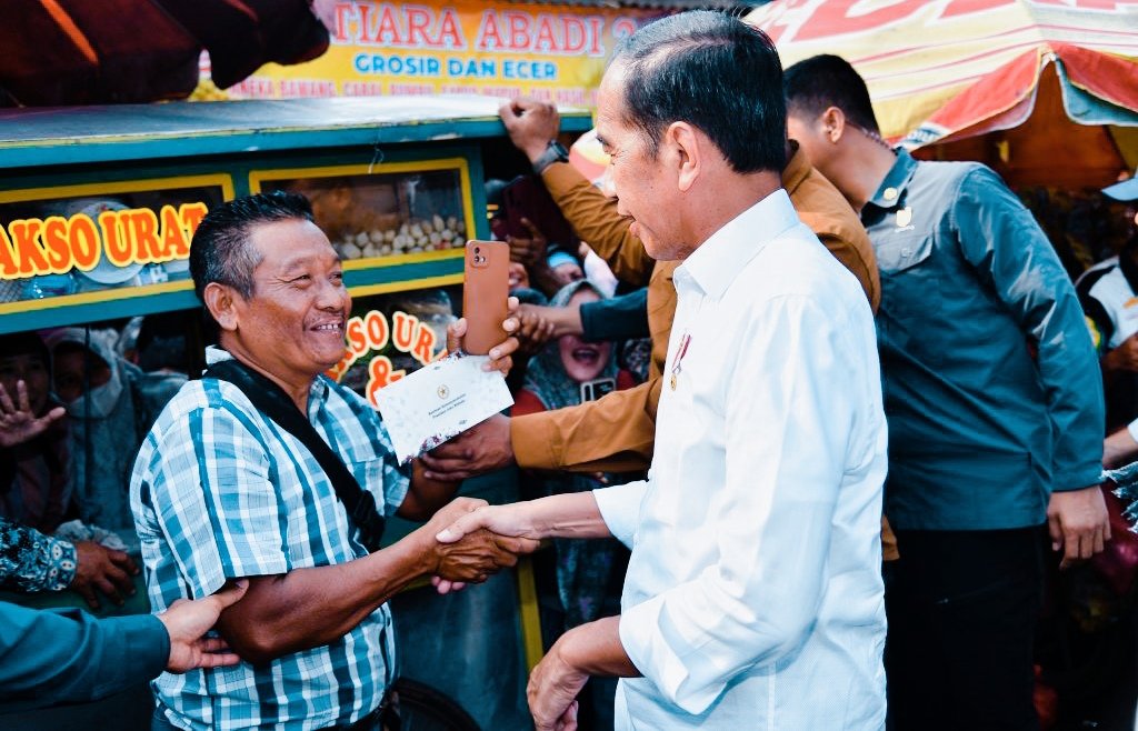Antusiasme Warga Lampung Utara Sambut Kunjungan Presiden Jokowi ke Pasar Sentral Kotabumi