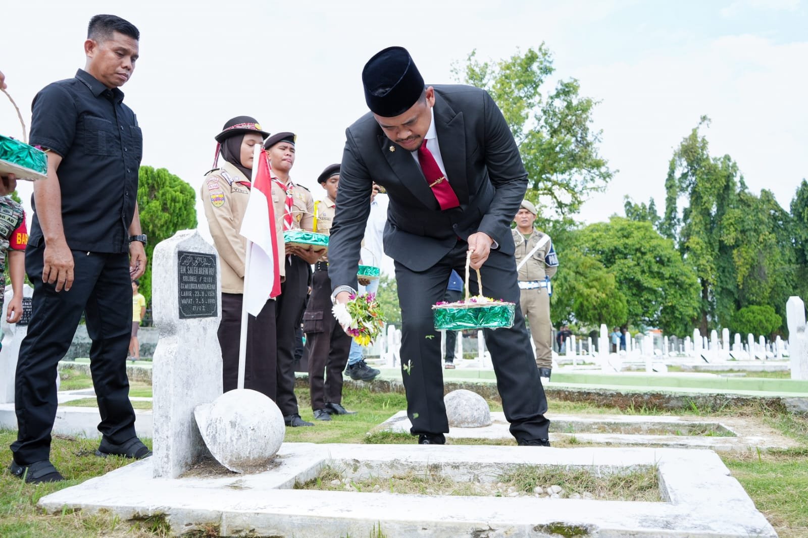 Jelang HUT Medan Ke 434, Wali Kota Medan Ziarahi Makam Mantan Pejabat