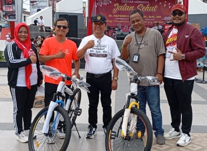 Gebyar Merdeka! Ribuan Masyarakat Ikuti Jalan Sehat, Hapendi Harahap Beri Hadiah Motor