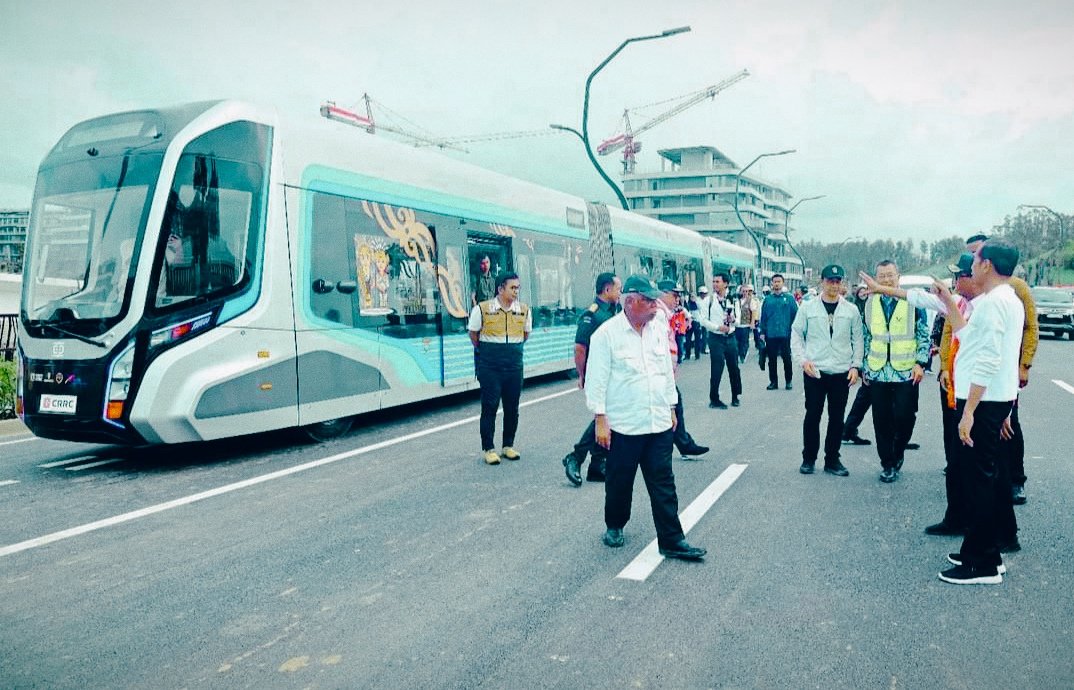 Usai Trem Otonom di IKN, Jokowi Akui Butuh Jalan Lebar