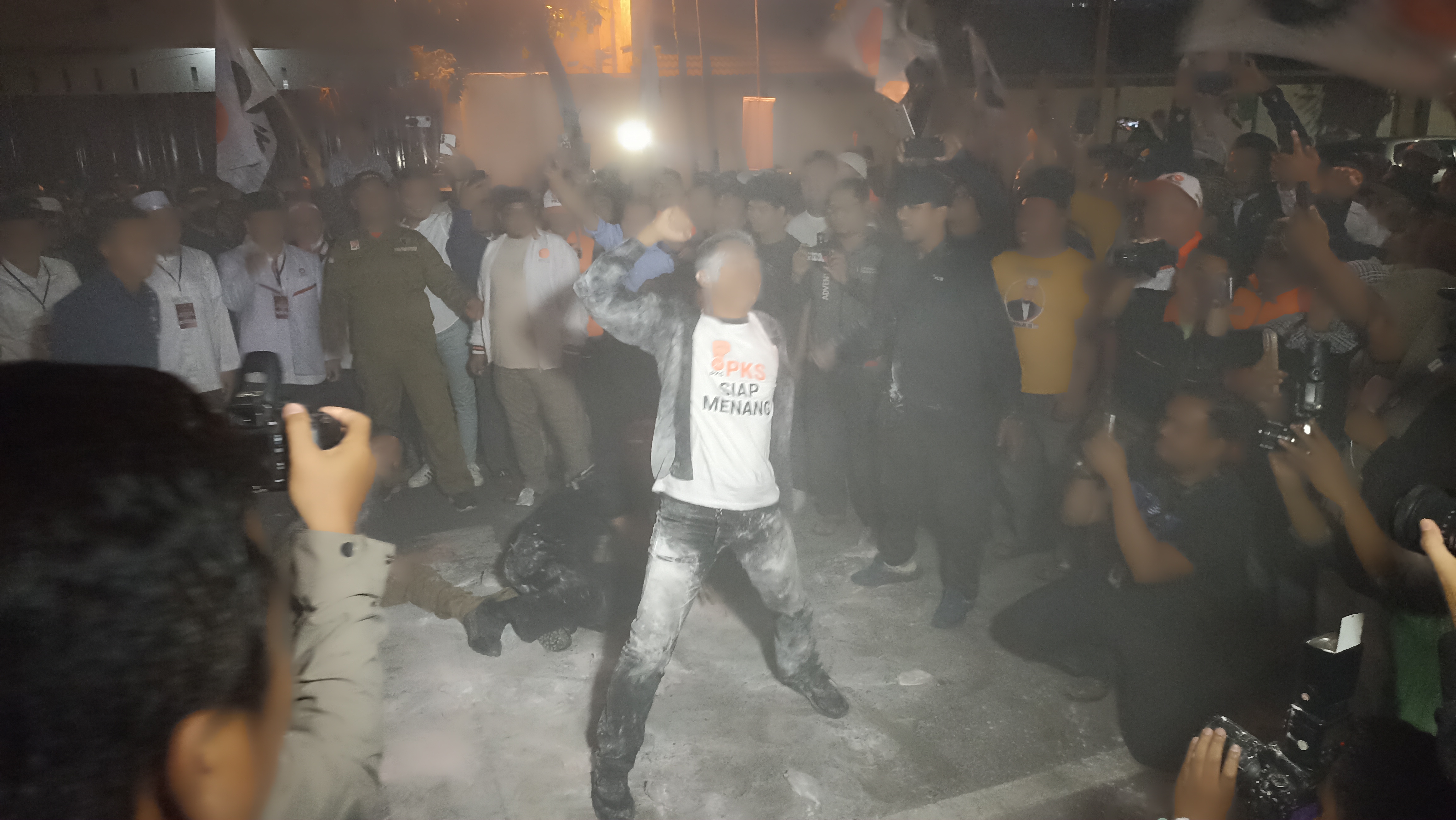 Hari Terakhir Pendaftaran Pilkada 2024, Kehadiran Paslon Hidayatullah-Yasyir Diwarnai 