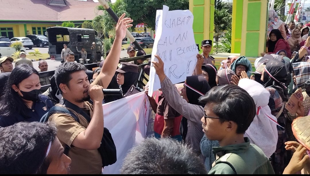 Ratusan Masyarakat Geruduk Kantor Wali Kota Sidimpuan Minta Perbaiki Irigasi Air