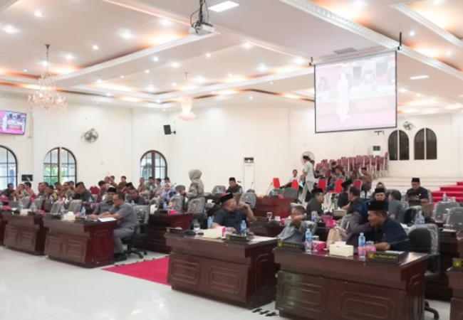 Pemkab Asahan Bagikan Bendera Merah Putih