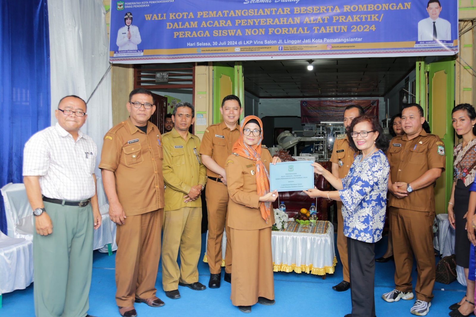 Wali Kota Siantar Serahkan Alat Praktik Peraga Siswa 2024
