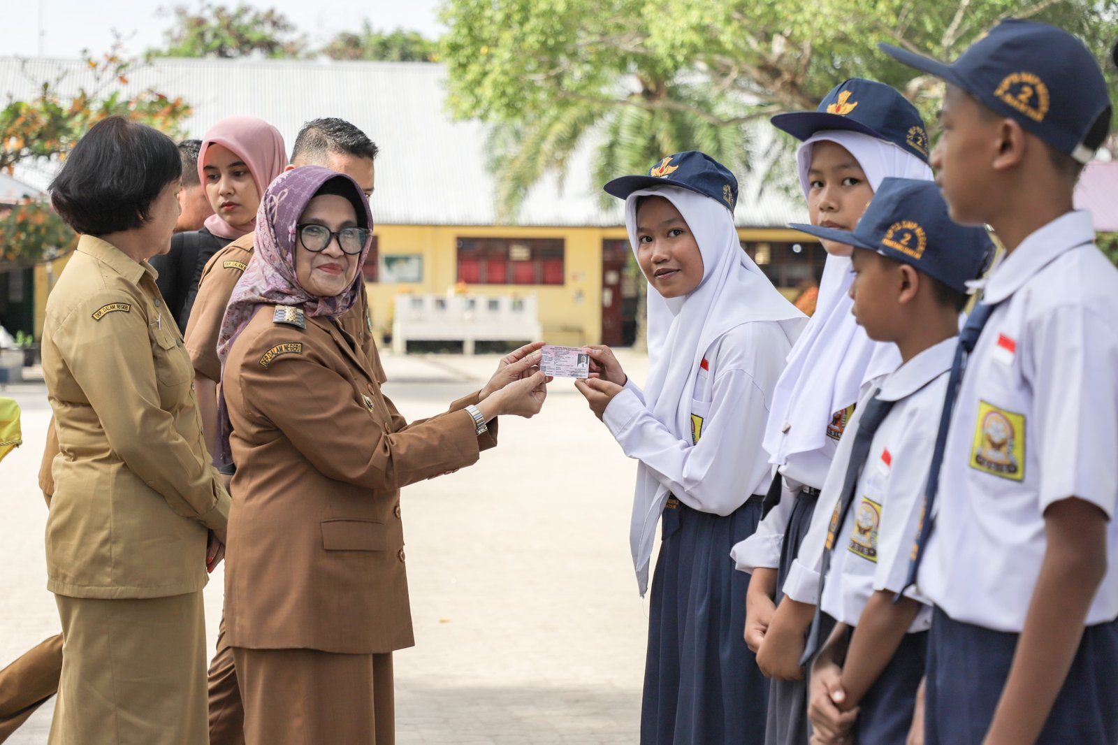 Wali Kota Pematangsiantar Serahkan Kartu Identitas Anak kepada 840 Anak