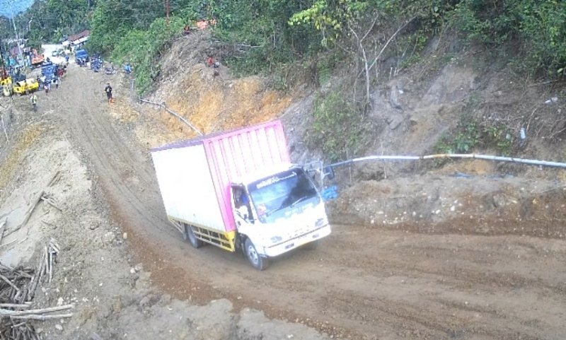 Jalan Rusak di Batu Jomba Kini Sudah Bisa Dilewati Kecuali Mobil Truck Muatan