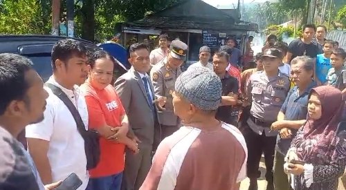 Hampir Ricuh! Bendera Paslon Walkot di Monumen Batunadua, Akhirnya Diturunkan
