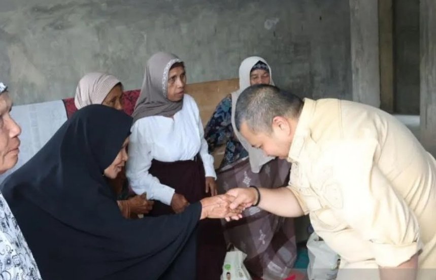 Bupati Tapsel santuni panti jompo Baitussalam dan ngopi bareng warga Panompuan Jae