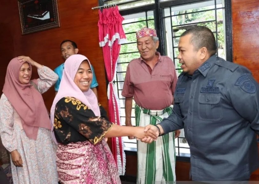 Bupati Tapsel Bagikan Surat Yasin ke Ibu-ibu Perwiritan Angkola Timur