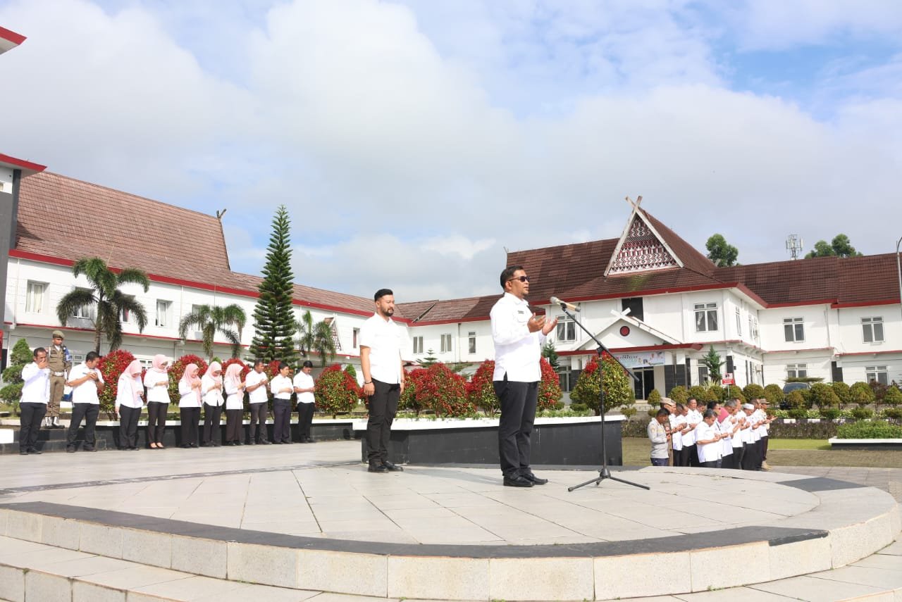 Hari Pertama Bertugas, Rasyid Pimpin Apel Pagi Gabungan Sebagai Plt Bupati Tapsel
