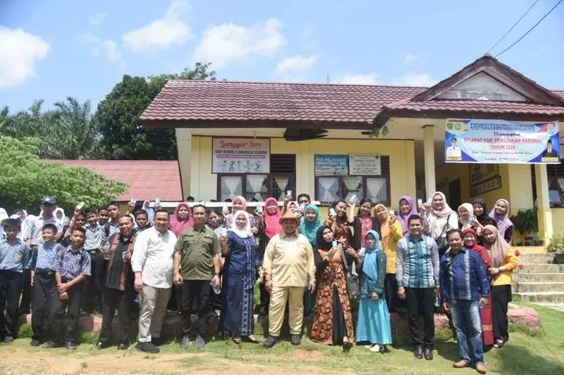 Wujud Peduli Pendidikan, Bupati Tapsel Bagi Susu di SMPN 3 Garonggang