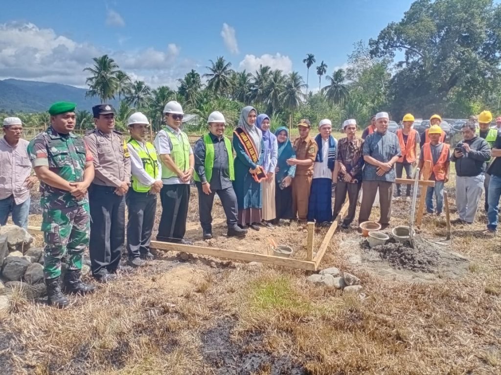 Bupati Tapsel Letakkan Batu Pertama Pembangunan USB SMK N 1 Sayurmatinggi