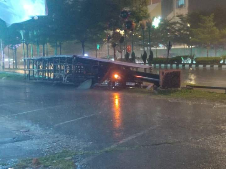 Batam Diterpa Angin Kencang , 30 Pohon Tumbang , Pusat Jajanan Berserakan dan Papan Reklame Roboh