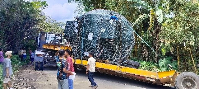 Truck Kontainer Jatuh Melintang di Kelok Lima Desa Hutatunggal Tapsel Lumpuh