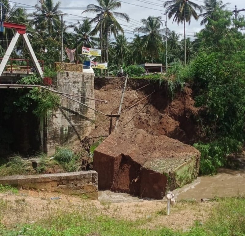 Diguyur Hujan Deras, Dinding Jalan Roboh Buat Jembatan Sihitang Hampir Putus