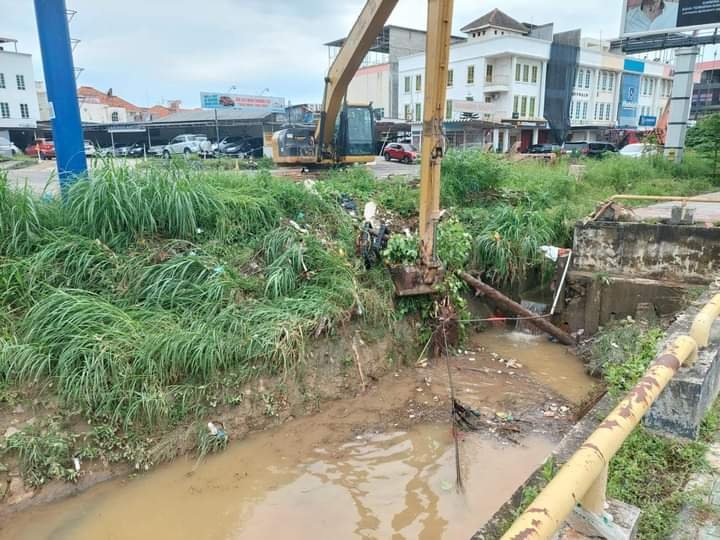 Gerak Cepat Atasi Banjir , Pemko Batam Kerahkan Alat Berat dan Pegawai Bersihkan Saluran Air Hingga Drainase
