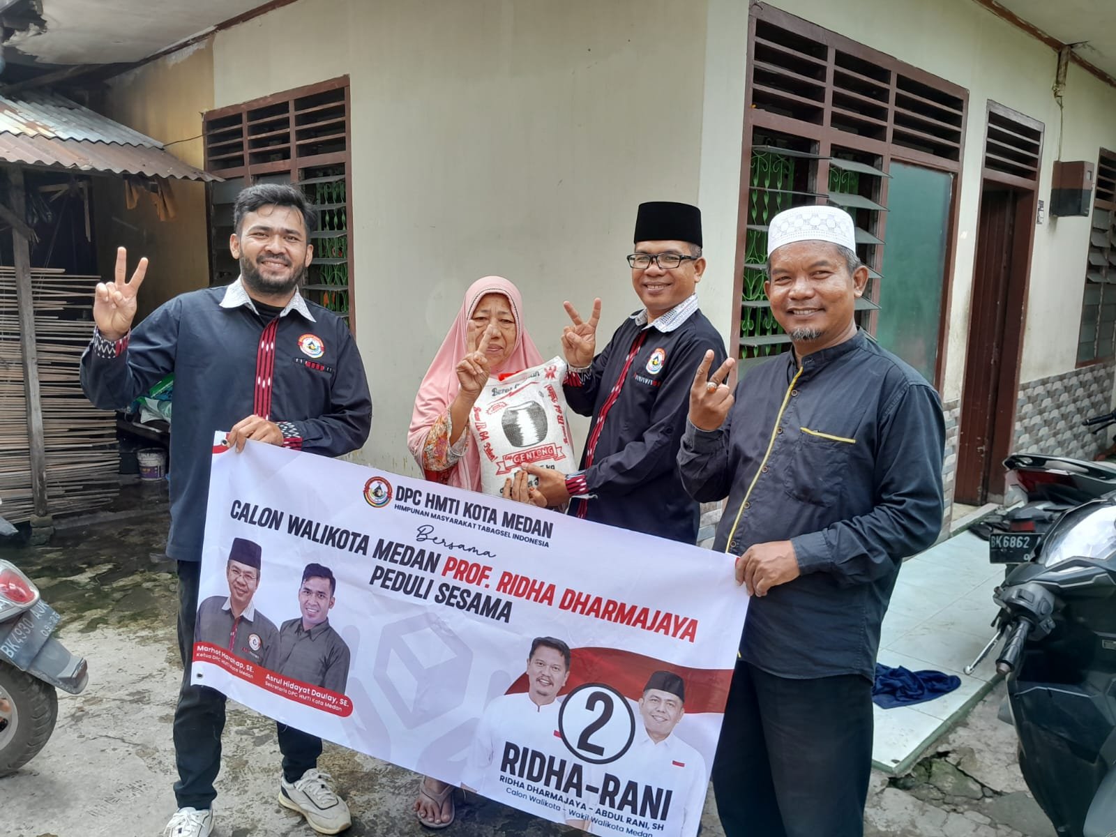 HMTI  Medan Bersama Calon Wali Kota Prof Ridha Bagikan Puluhan Karung Beras Kepada Warga