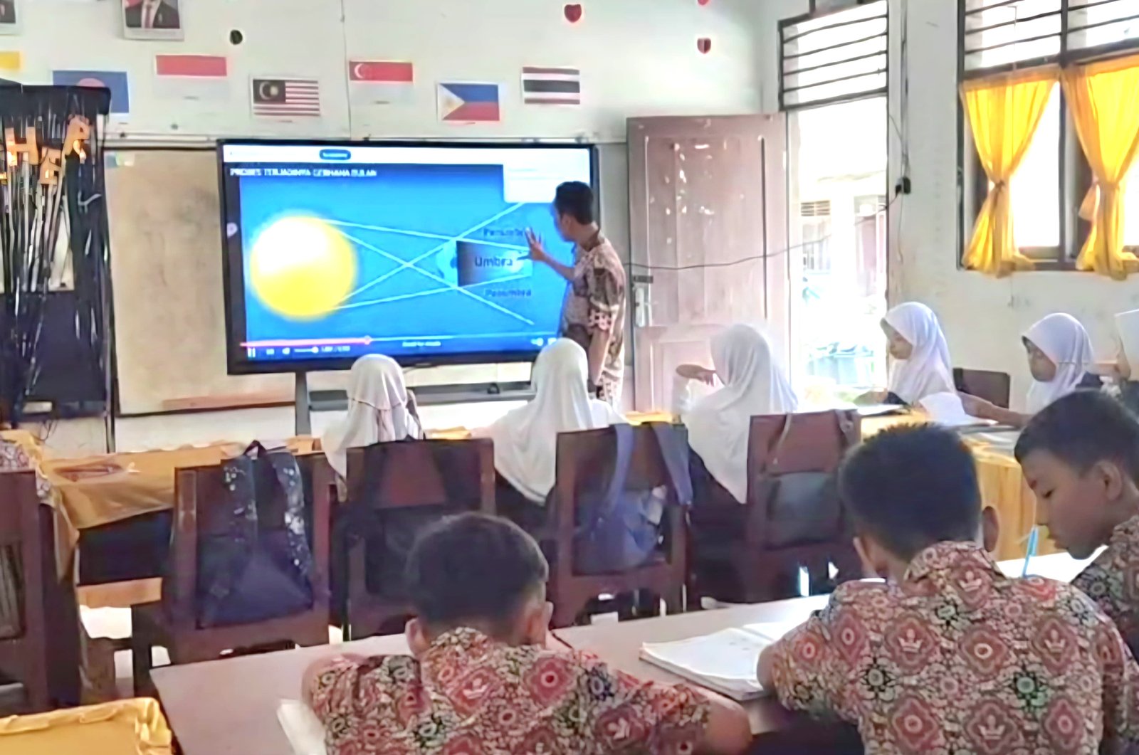 Pj Bupati Langkat Dorong Digitalisasi Pendidikan Smart Board