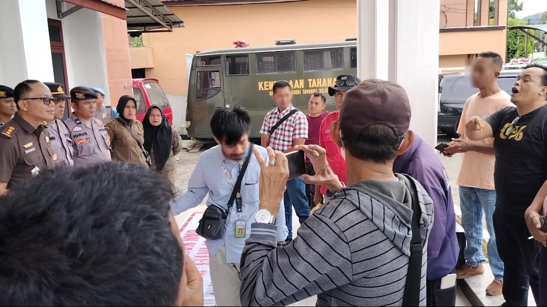 Aksi Demo Jilid 3, Kajari P.Sidimpuan Dinilai Cemen Hadapi Wartawan, Ada Apa?