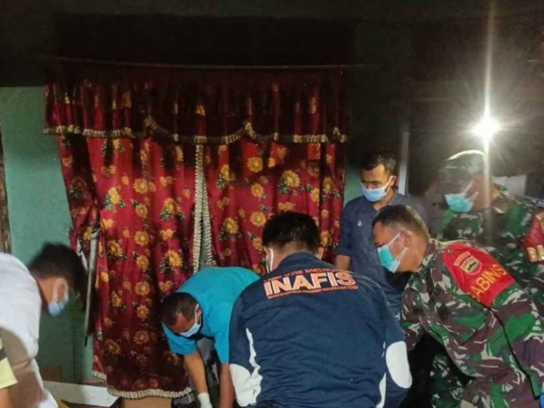 Heboh! Cium Bau Menyengat, Warga Temukan Mayat Membusuk di Dalam rumah
