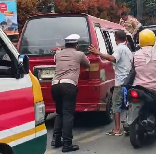 Sigap! Polantas Sidimpuan Bantu Dorong Mobil Angkot Yang Mogok