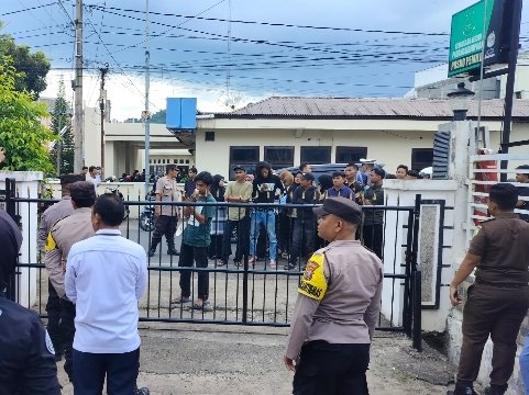 Nyaris Bentrok! OKP Edi Sulam Teriak \'Maju\' Ke Mahasiswa Saat Gelar Aksi Damai