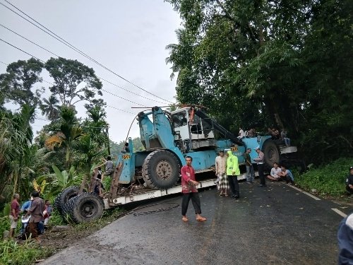 Truck Kontainer Tergelincir Tutupi Jalan Sianggunan Tapsel Bikin Macet Total