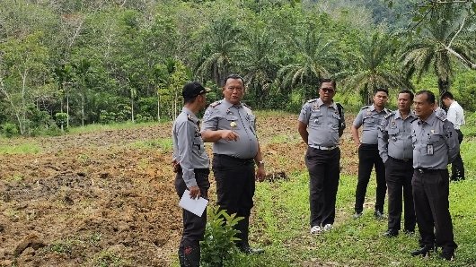 Kalapas P.Sidimpuan Pantau Progres Persiapan Lahan Bawang Merah di Lapas