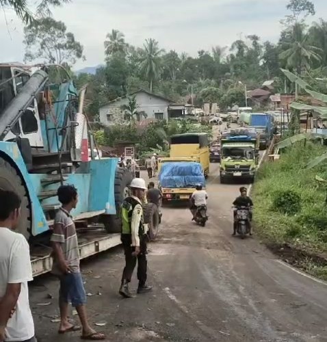 Truck Kontainer Tergelincir Sempat Tutupi Jalan Desa Sianggunan Tapsel Kini Bisa Dilalui