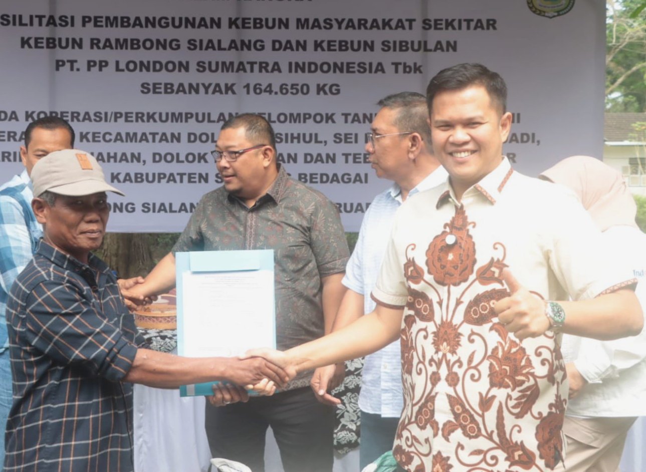 Wabup Sergai Serahkan Bantuan PT. PP Lonsum Sebesar 164.650 Kg Pupuk Untuk Kelompok Tani
