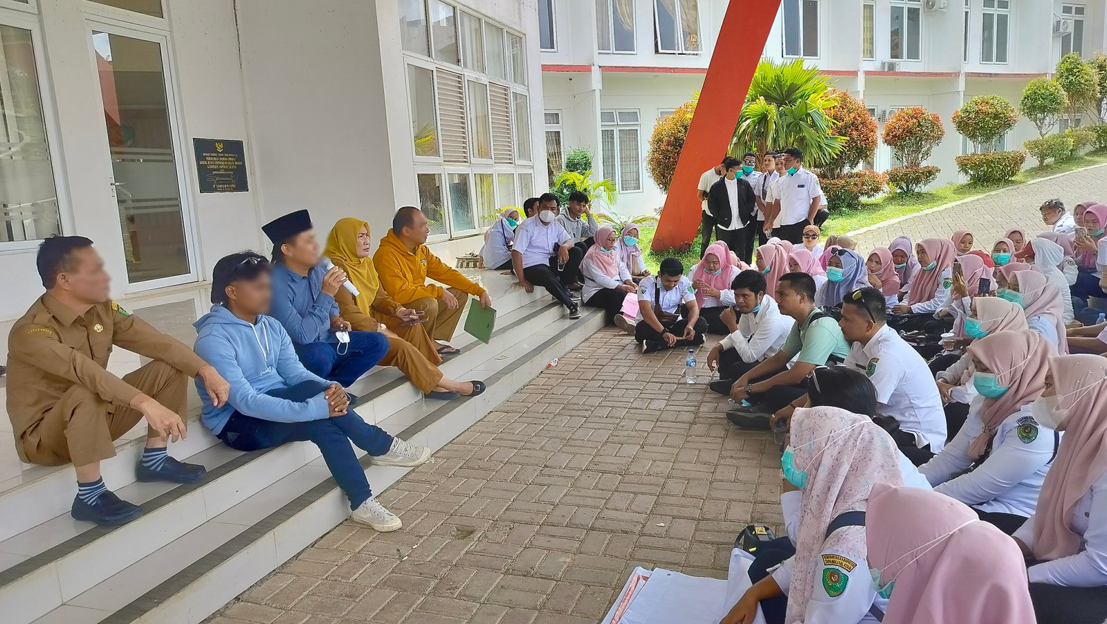 Menolak Dirumahkan, THL dan TKS Nakes Tapsel Demo di Kantor DPRD dan BKD