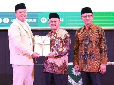 Menteri ATR/BPN Nusron Serahkan 212 Sertifikat Tanah untuk Muhammadiyah