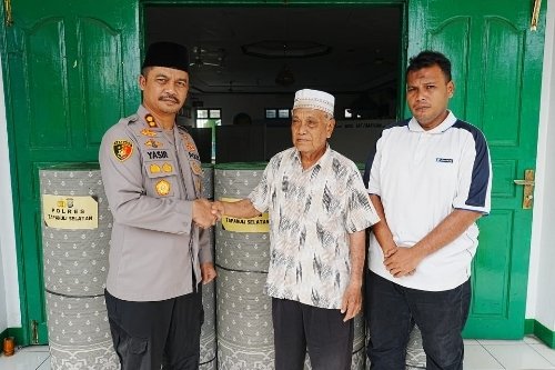 Momen Bulan Ramadhan, Kapolres Tapsel Sedekahkan 4 Gulung Sajadah Ke Mesjid