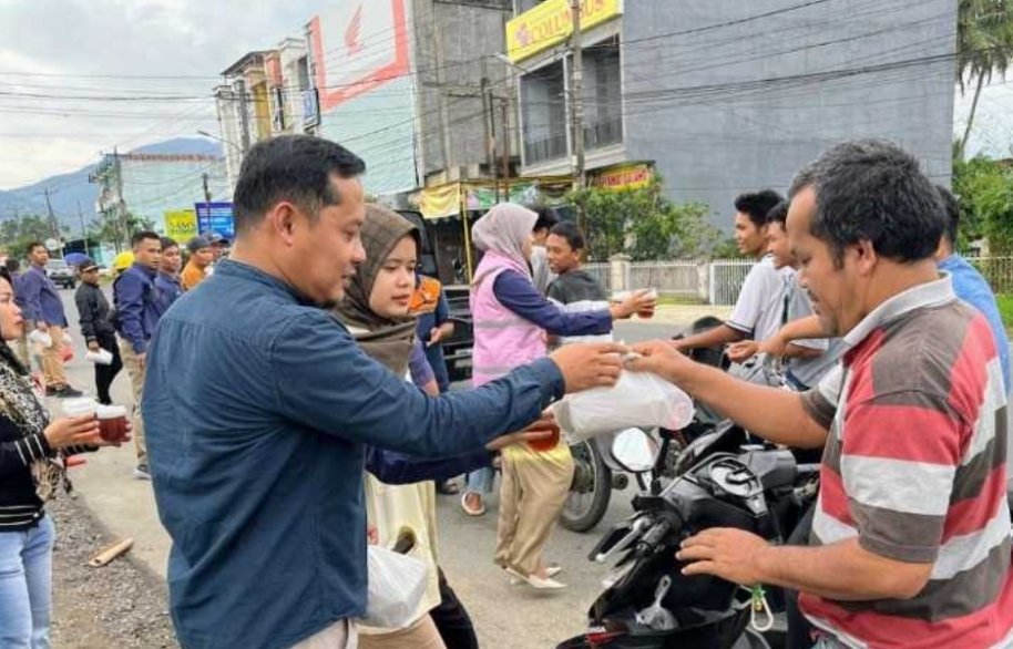 PLN P.Sidimpuan Berbagi Takjil Ramadhan Gratis Kepada Pengguna Jalan