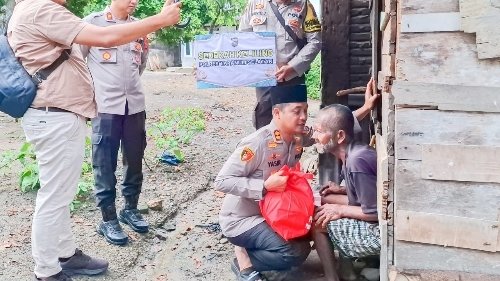 Kapolres Tapsel Peduli Sesama Berikan Sedekah Door To Door Ke Pra Sejahtera
