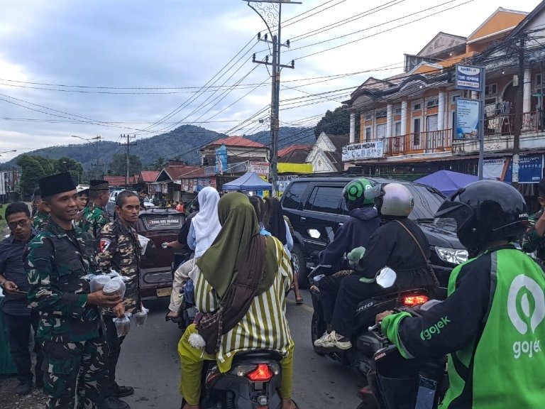 Pererat Hubungan Ke Masyarakat, Yonif 123/RW dan Mahasiswa Bagi Takjil