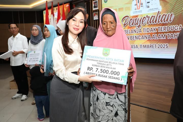 Bentuk Kehadiran Pemerintah , Amsakar - Li Claudia Serahkan Bantuan Untuk Korban Bencana Alam