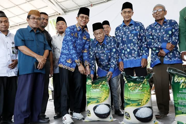 Amsakar Serahkan 4.000 Karung Beras , Bantuan dari Pengusaha untuk Tokoh Agama