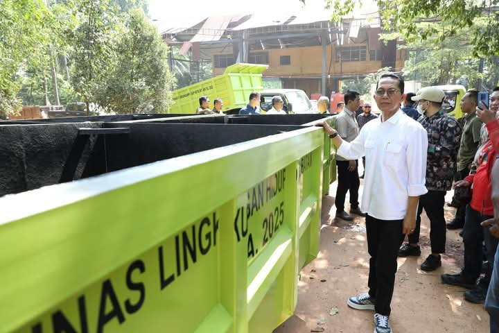 Wako Amsakar Serahkan Bin Kontainer , Tegaskan Komitmen Tangani Sampah di Batam