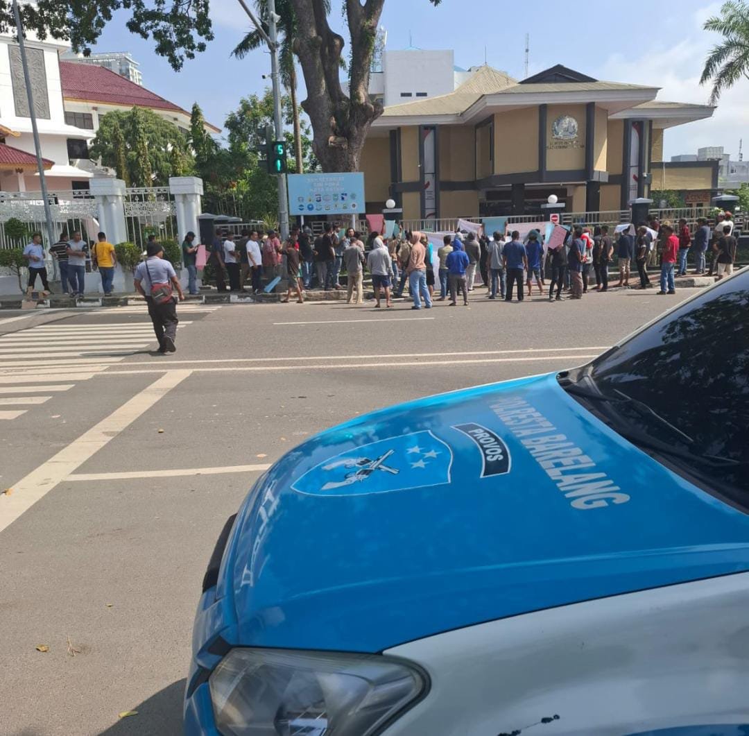 Demo di Kantor Imigrasi Batam Tuntut Deportasi WNA Pelaku Penganiayaan dan Pencopotan Kepala Kantor