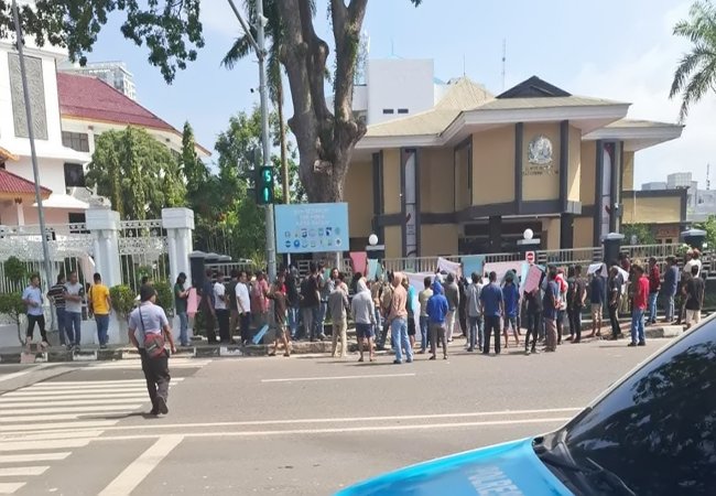 Tuntut Deportasi WNA Pelaku Penganiayaan, Aksi Demo Minta Kepala Imigrasi Batam Dicopot